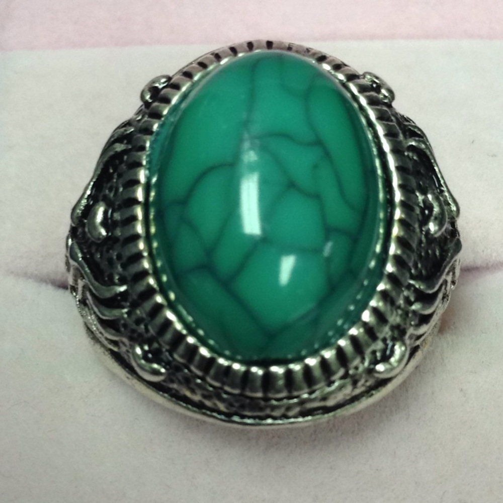 Green stone & silver ring Sz10